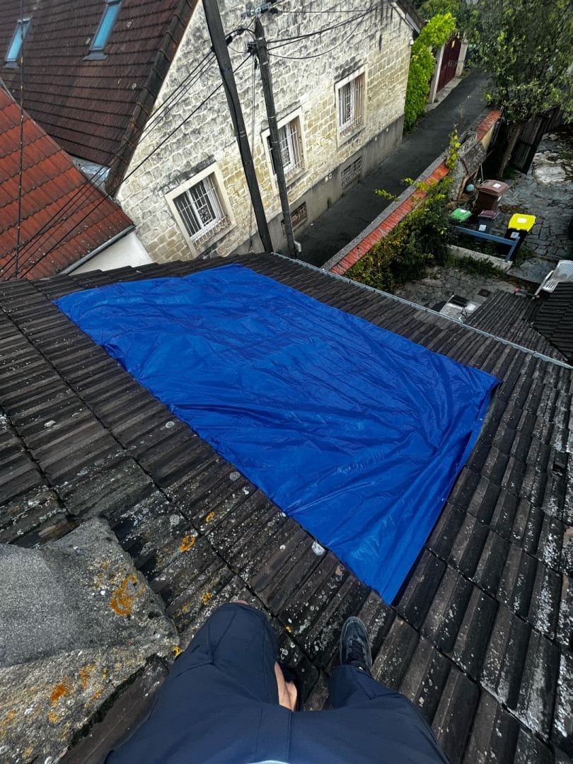 Bâche de protection posée suite à une fuite au niveau d'un Velux